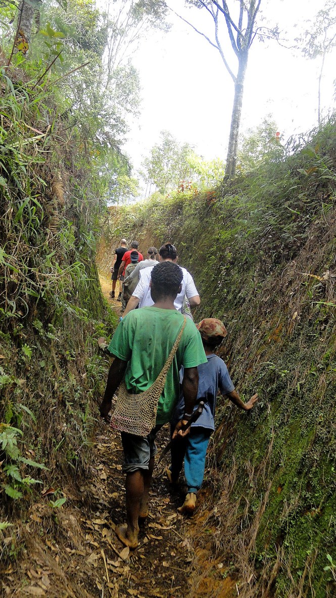 Tari Area Hike w Kids Following