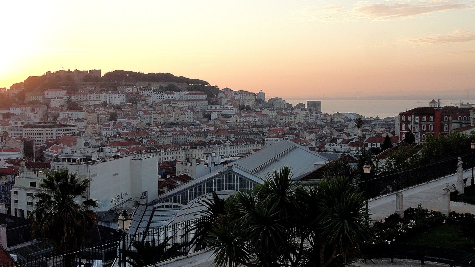 Castelo Sunrise w River & Garden